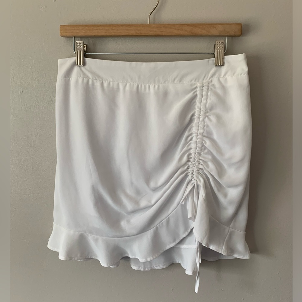 NWT Revamped Women’s Lightweight White Ruffle Skirt Size Large